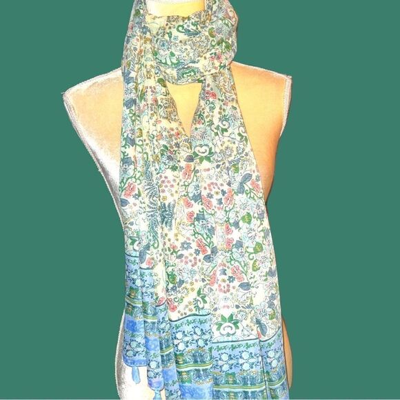 Pretty,  large scarf, with cute design and fringe tassel hem! - Picture 4 of 6